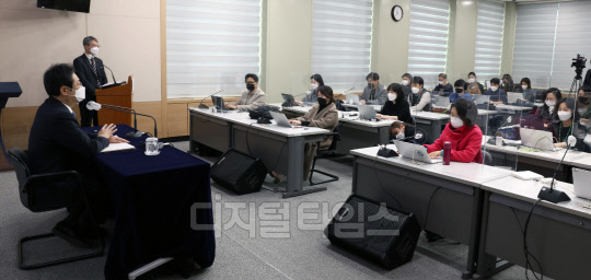 신임 황희 문화체육부장관이 25일 서울 종로구 정부서울청사 별관 브리핑실에서 출입기자 간담회를 개최해 발언하고 있다. 문체부 제공